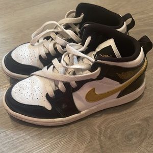 Great Condition nike kids gold and black size 13
